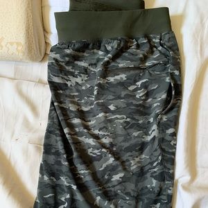 XL Lululemon T.H.E Short 9’ Linerless Camo like new